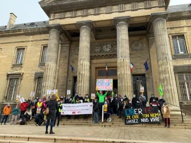 Jugés pour avoir décroché un portrait d'Emmanuel Macron