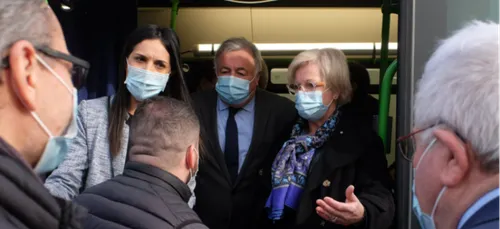Gérard Larcher dans le Grand Reims pour découvrir le Vacci'Bus