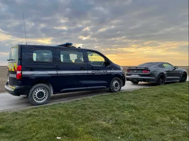 Flashé au volant de sa Ford Mustang
