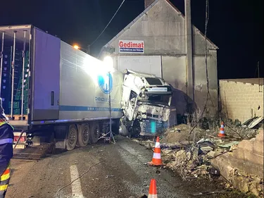 Le poids lourd s'encastre dans une maison