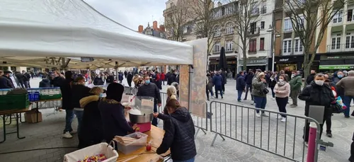 Reims: les forains manifestent avec des douceurs