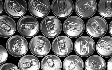 Un distributeur de boissons vend ses stocks à prix cassés