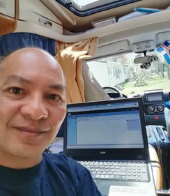 Il donne ses cours depuis son camping-car