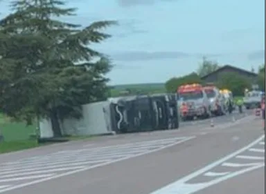 Un camion se couche sur la chaussée