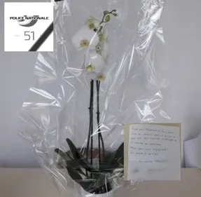 Des fleurs pour les policiers