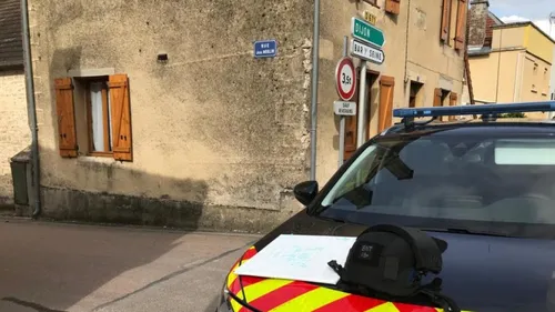 Une femme retrouvée morte devant une maison