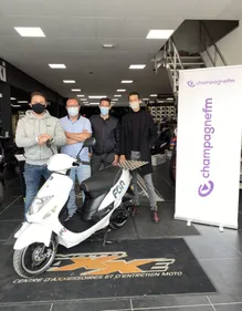 Mohamed a reçu son nouveau scooter