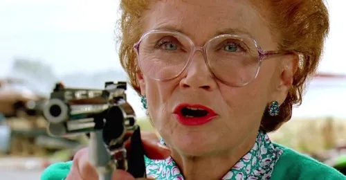 Faut pas pousser mamie trop fort !