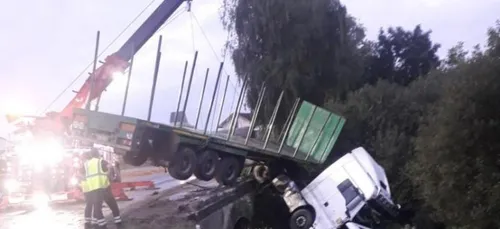 Le conducteur d'un camion termine sa course dans un ruisseau