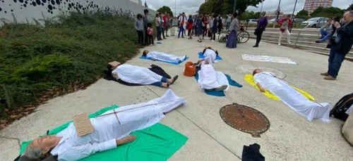 Manifestation devant l'hôpital de Troyes