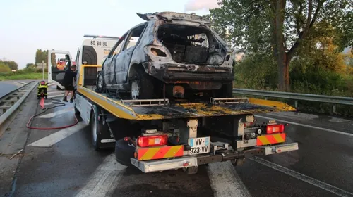 Une voiture en feu sur l'autoroute