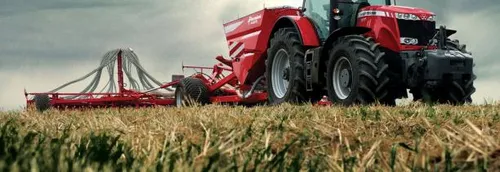 Un tracteur arrache une ligne moyenne tension