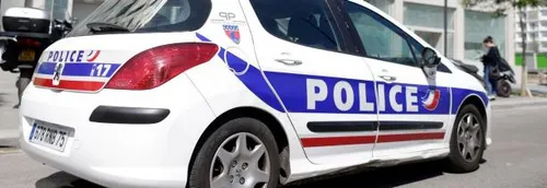 Il brandit une arme devant des militaires