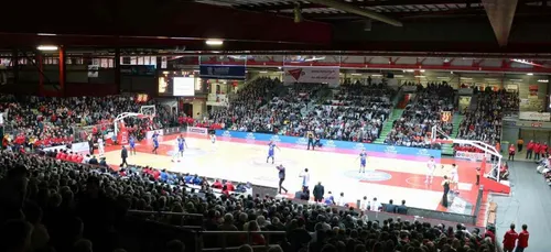 Les supporters de Cholet Basket en rouge et blanc