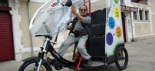 Il sillonne Thouars à bord de son vélo taxi