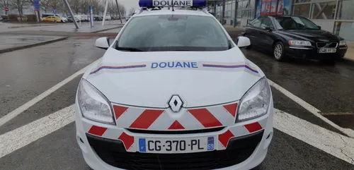 La douane de Laon saisit 100.000 paquets de papiers à cigarette...