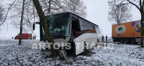 Accident entre un bus scolaire et un camion ce jeudi matin dans le...