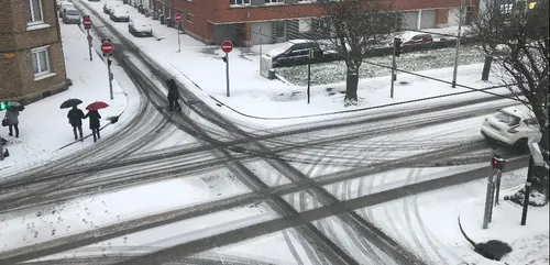 Neige-verglas: les transports scolaires suspendus dans les...