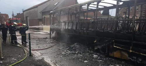 Un bus scolaire ravagé par les flammes dans l'Oise