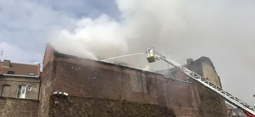 Roubaix : un violent incendie se déclare dans un bâtiment du centre...