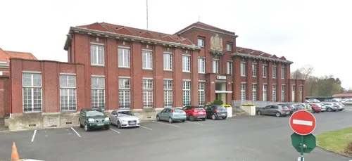 A vendre : hôpital des années 30 et son terrain