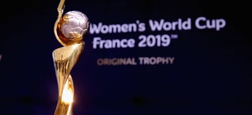 Foot féminin : le trophée de la Coupe du Monde fait étape à...