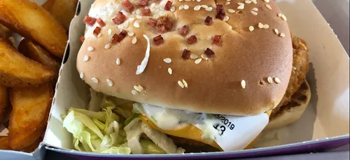 Un papier d'emballage oublié dans un sandwich au Mc Donald's
