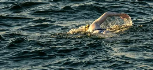 Rescapée du cancer elle traverse quatre fois la manche à la nage...