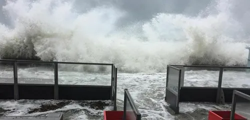 Vagues submersives : quelques dégâts sur la digue de Wimereux