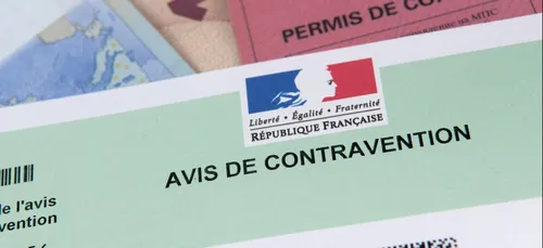 La police utilise son ancienne voiture, elle reçoit les contraventions