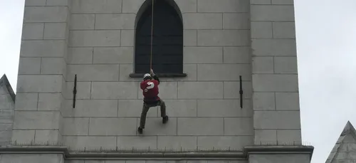 Pari accepté : un curé descend en rappel d'une église de...