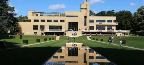Clara Luciani de passage à la villa Cavrois pour le tournage de son...