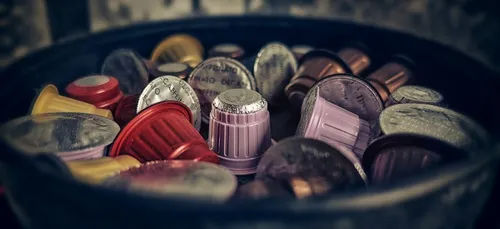 Des bouts de plastiques dans les tasses de café avec certaines...