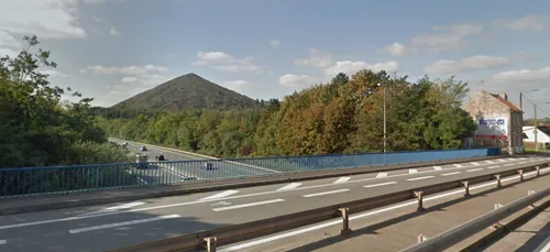 Un jeune homme tombe d'un pont sur l'A21