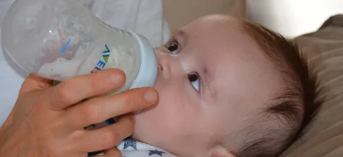 Des vers dans du lait pour bébé : plusieurs signalements en France
