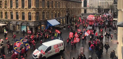 Recours au 49.3 : les syndicats appellent à manifester aujourd'hui...