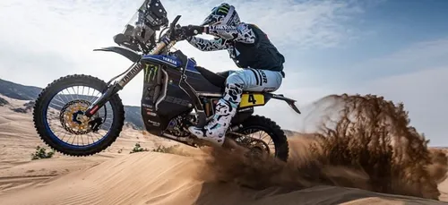 Adrien Van Beveren met sa moto en jeu afin de récolter des fonds...