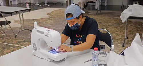 Lille : un atelier de fabrication de sur-blouses dans l'ancien...