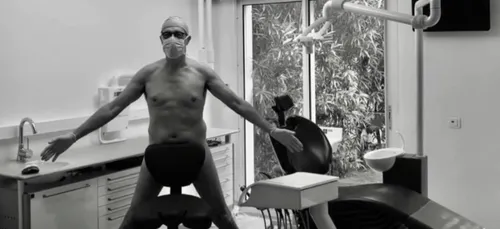 Des dentistes se mettent à nu pour dénoncer le manque de masques