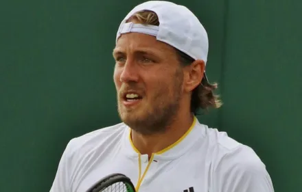 Lucas Pouille met la main à la poche pour aider les jeunes de...