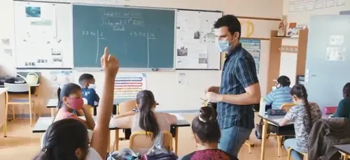 Salaires des profs : les débutants toucheront 100 euros de plus par...