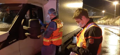 Les pompiers français à la rescousse des routiers bloqués à Douvres