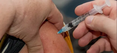 Covid-19 : coup d'envoi de la campagne de vaccination dans les...