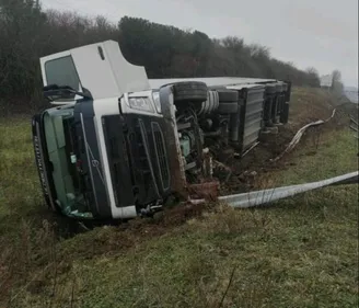 Un camion transportant 23 tonnes de pommes de terre en vrac se...