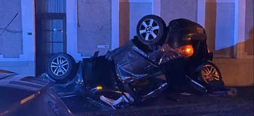 Près de Douai, une voiture termine sur le toit après une...