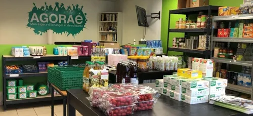 Des paniers de légumes et de produits alimentaires distribués aux...