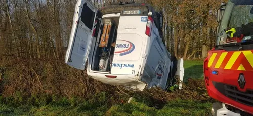 Une camionnette termine sa route sur le toit à Zutkerque