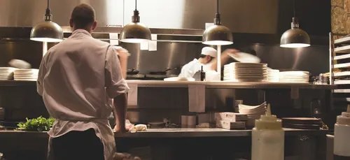 Réouverture des bars et restaurants pas avant avril ? Le...