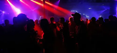 Covid-19 : les discothèques bientôt transformées en centres de...