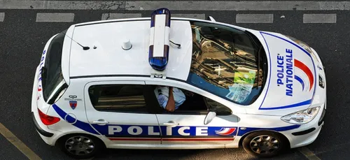 Deux dents cassées et douze points de suture autour d’un œil : un...